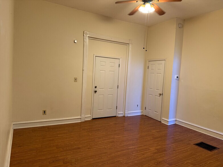 Building Photo - 2215 Brookfield Ave