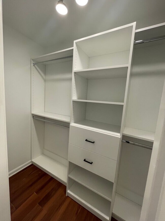 Building Photo - BEAUTIFUL 3 Bedroom 2 Bath Home in the Cit...