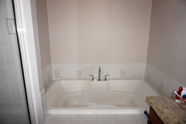Building Photo - Charming 3Bedroom/3.5Bath Townhome in Ridg...