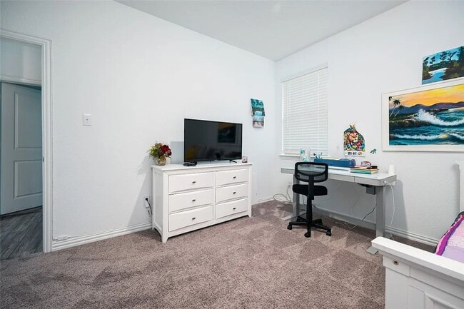 Building Photo - Stylish 4-bedroom home with quartz kitchen, luxury flooring, covered patio, and resort-style amen...