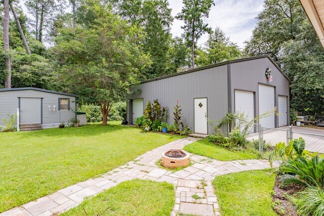 Building Photo - 607 3rd St Ext