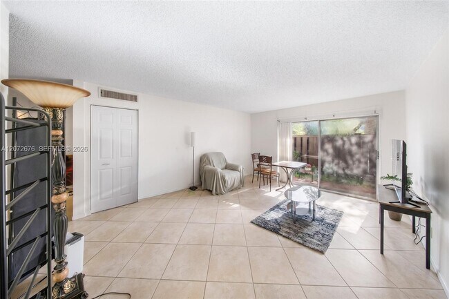Building Photo - 10826 N Kendall Dr
