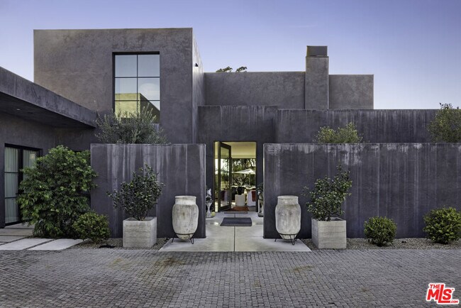 Building Photo - 6603 Dume Dr