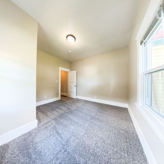 Building Photo - Newly updated 5 bedroom 2 bathroom home