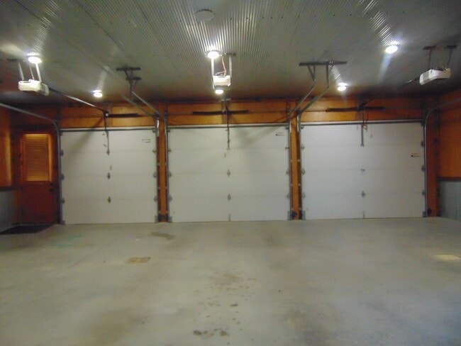 Building Photo - Majestic 3 Bed Mid MO Ranch!