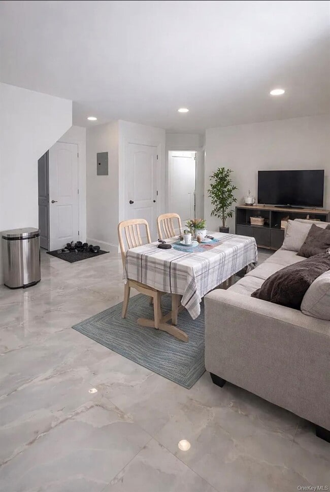 Building Photo - 49 Gladys St