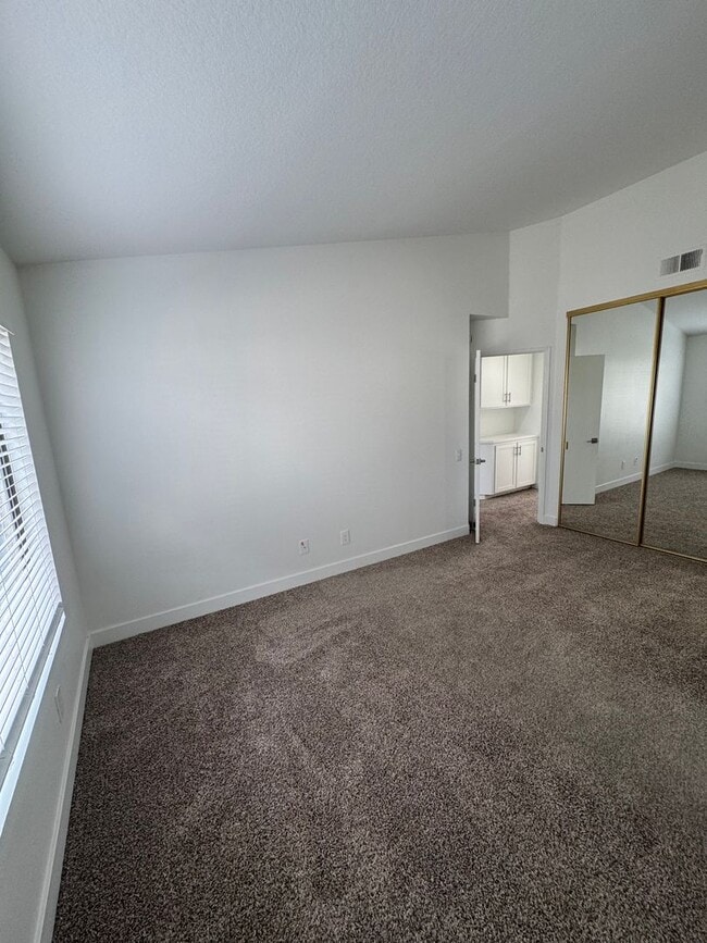 Building Photo - Condo with Amazing Lake View!