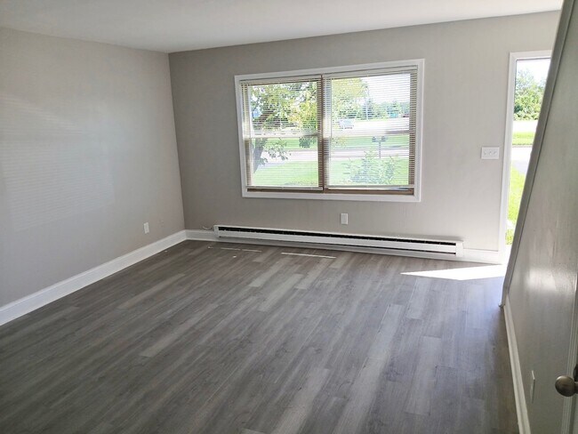 Building Photo - 746 Oakton Rd