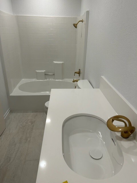 Building Photo - 2601 S Broadmoor Dr