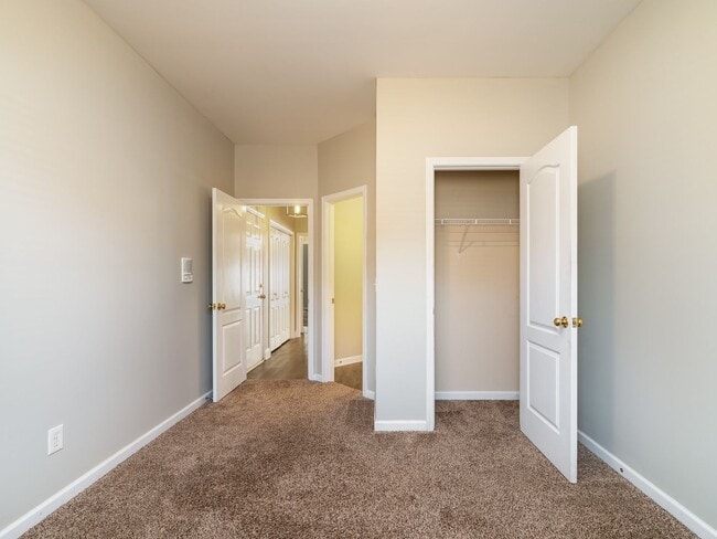 Building Photo - 2 Bedroom 2 Bath Garden Level Condo