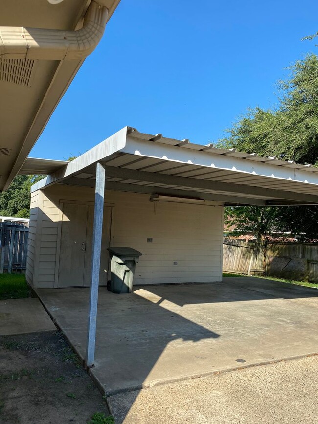 Building Photo - THREE BEDROOMS TWO BATHS, FENCED BACKYARD,...