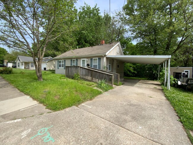 Building Photo - 2 Bedroom home w/ramp to front door