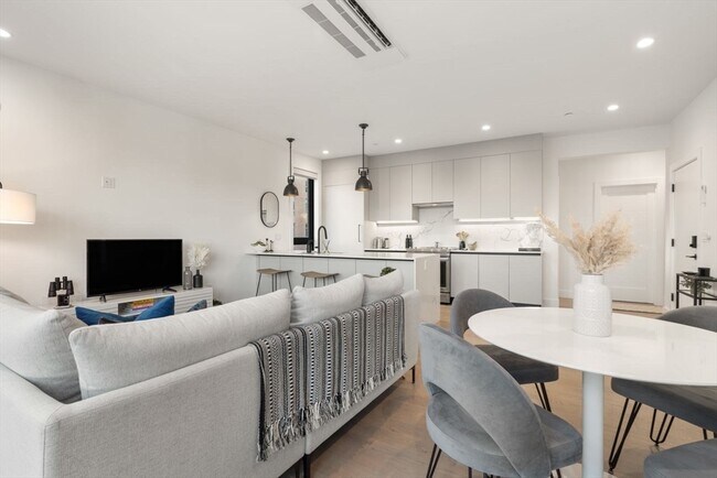 Building Photo - 75 W Broadway