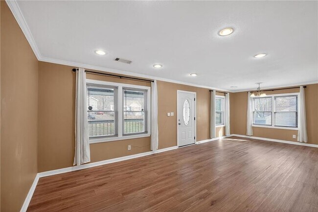 Building Photo - 871 Hargis St SE