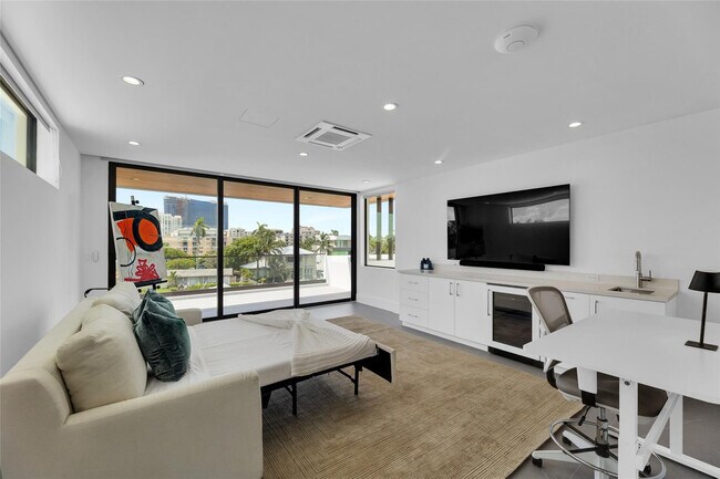 Building Photo - 1730 SE 13th St