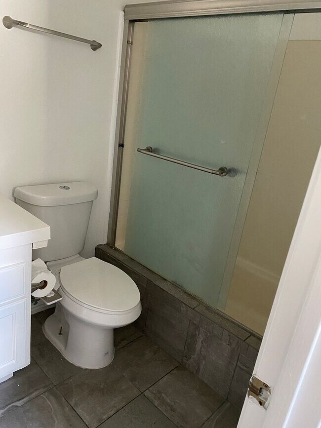 Building Photo - 3-Bedroom Townhome in Desirable Village Pa...