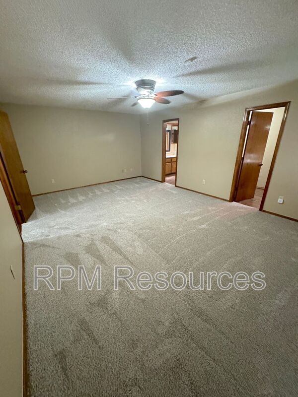 Building Photo - 12000 Hollyrock Dr