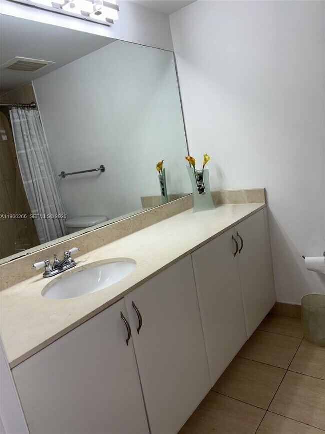 Building Photo - 1750 N Bayshore Dr