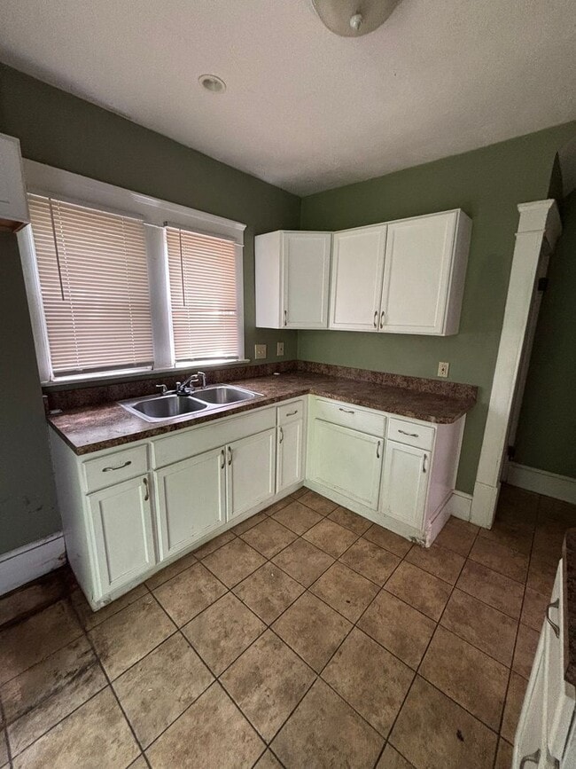 Building Photo - Section 8 Accepted! Spacious Newly Renovat...