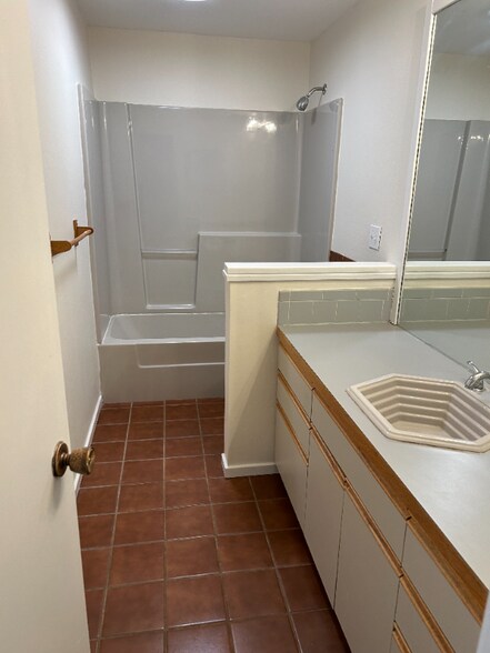 Building Photo - 2620 Lloyd Cir