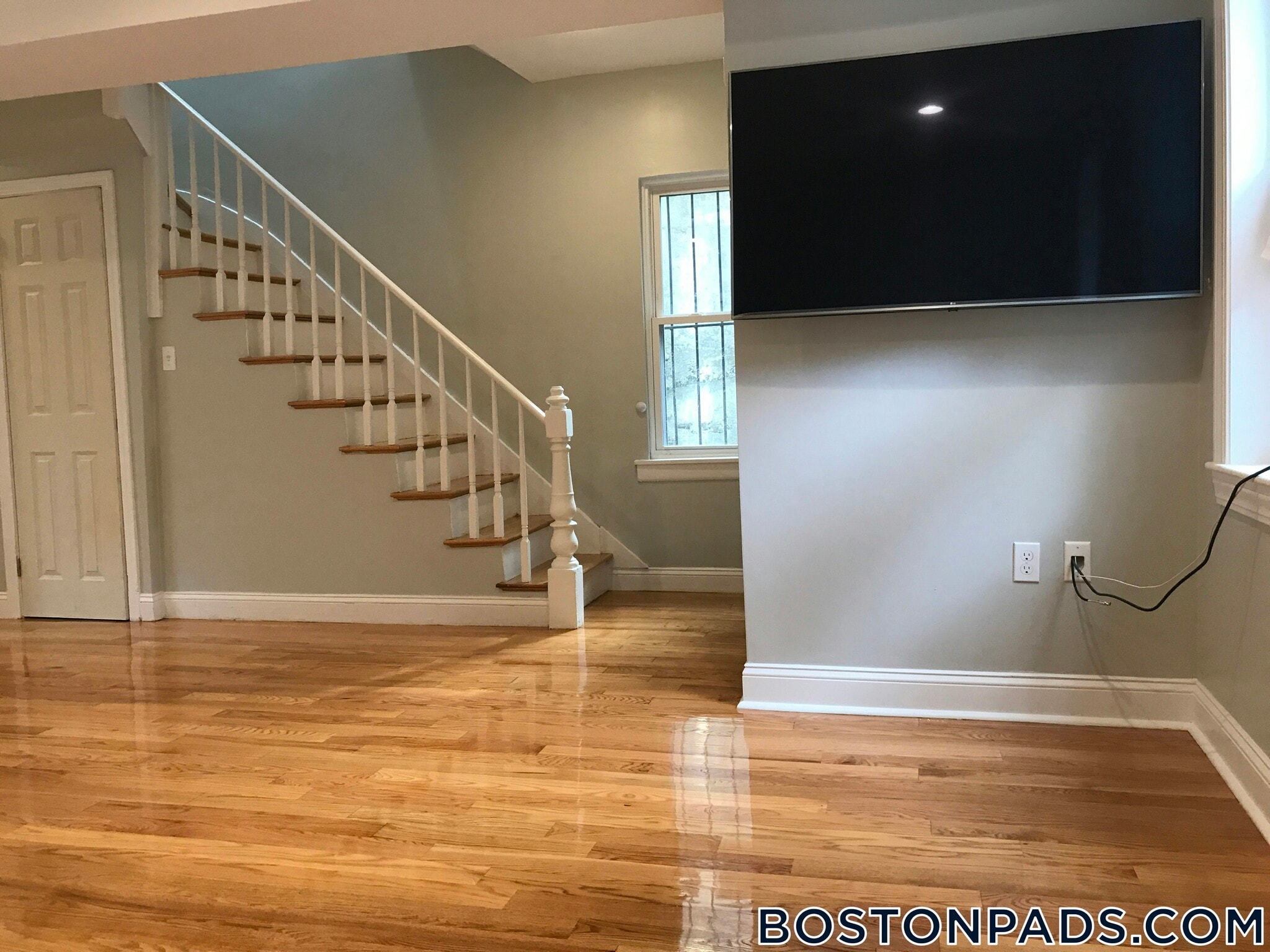 Building Photo - 6 St James Pl