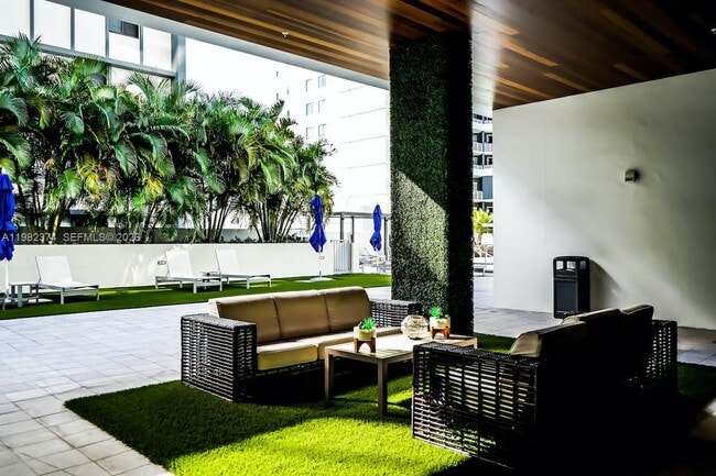 Building Photo - 1010 SW 2nd Ave