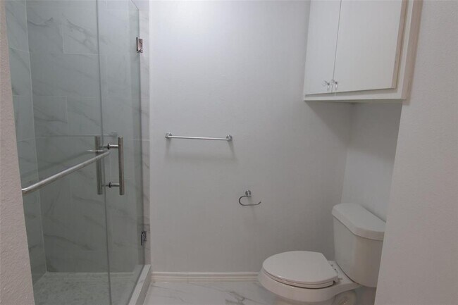 Building Photo - 926 Memorial Village Dr