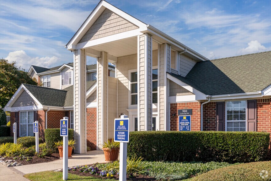 Resident Clubhouse & Leasing Office - THE LAKES AT TOWN CENTER