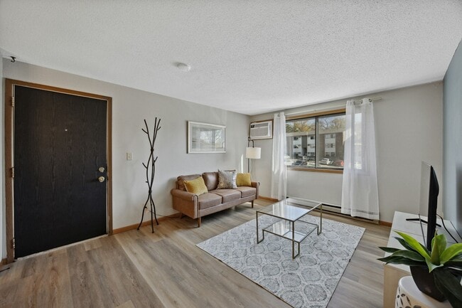 Building Photo - 902 Benton Dr