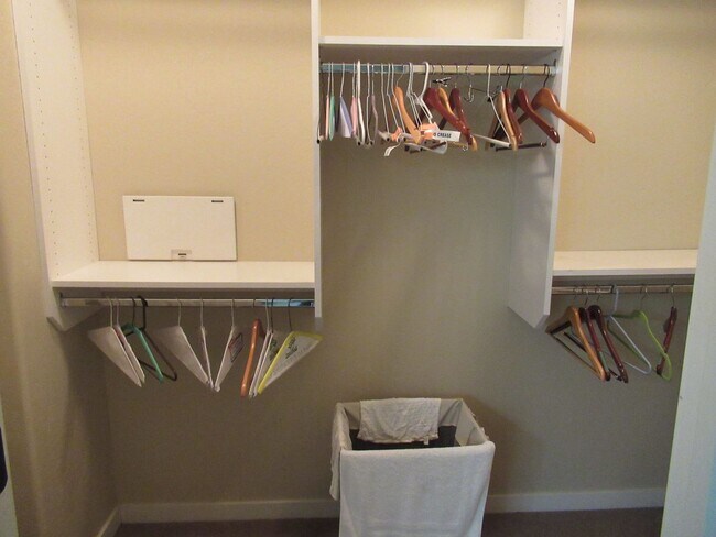 Building Photo - 2 Bed 2.5 Bath Furnished River Lakes Townhouse!