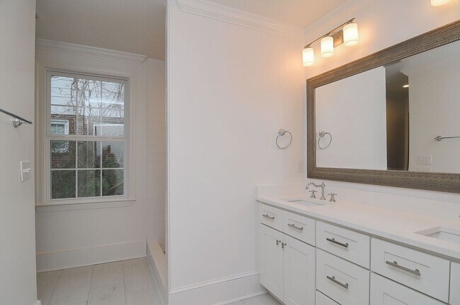 Building Photo - Beautiful 3 bedroom/2 bath house in highly desirable Shandon location! Available June 2026!