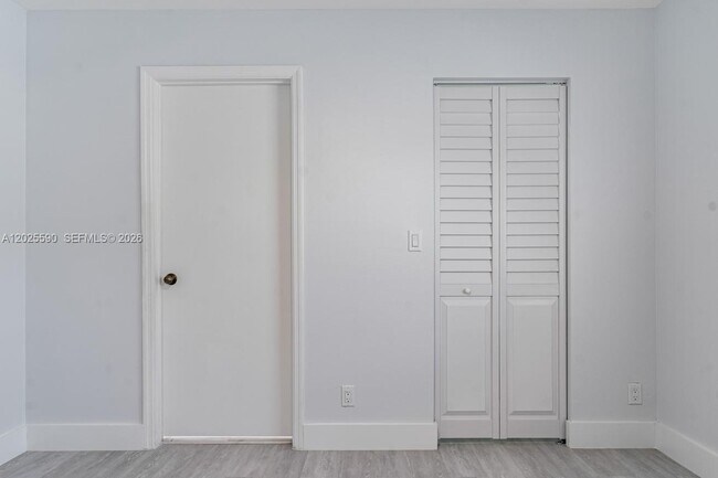 Building Photo - 2098 Madeira Dr