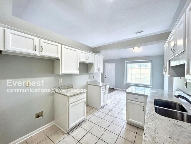 Building Photo - Spacious 3 Bed, 2 Bath / Pet-Friendly / Coming Soon!