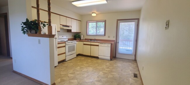 Building Photo - 2 Bedroom Unit in Lovely Monument