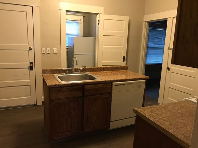 Building Photo - 4br/2ba House with fenced yard