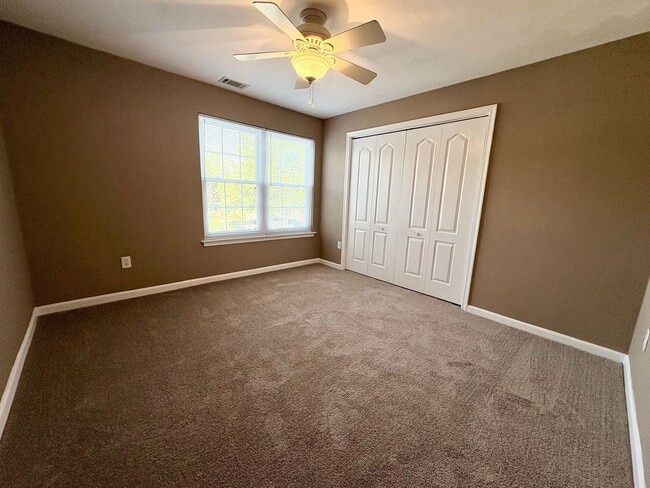 Building Photo - LARGE 2ND FLOOR CONDO