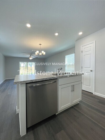 Building Photo - 1309 Pangola Dr