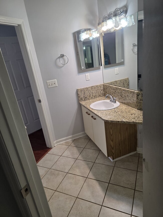 Building Photo - 979 Stewarts Creek Dr