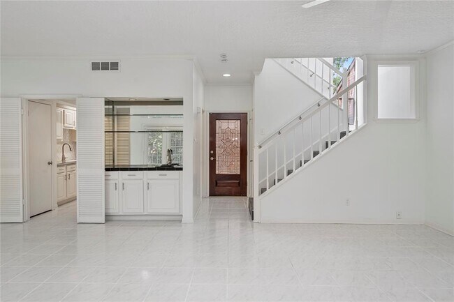 Building Photo - 9400 Doliver Dr