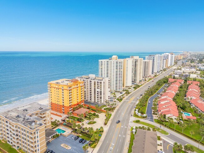 Building Photo - Breathtaking 3 Bedroom Daytona Beach Shore...