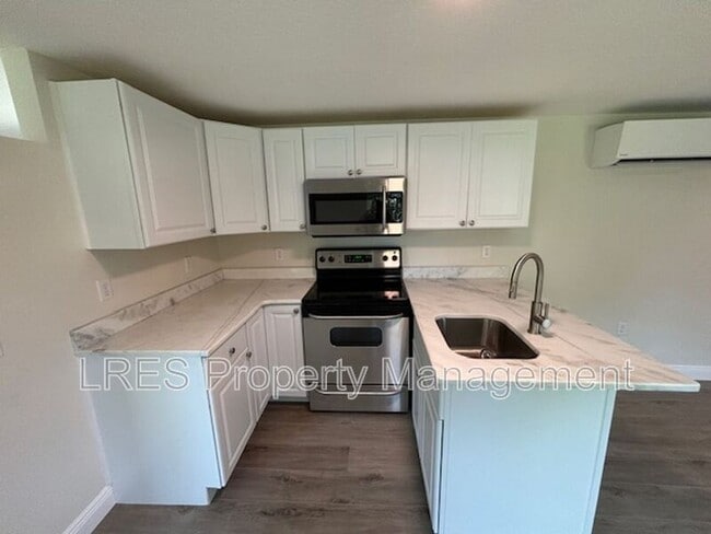 Building Photo - 710 1/2 Cypress Ave