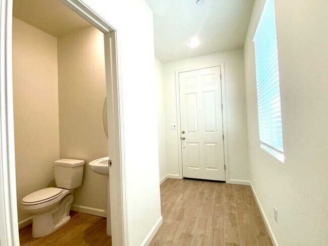 Building Photo - $2,350 Raleigh Dr, 3 Bed, Gated Community, Solar & HOA Pool, Clinton & Armstrong