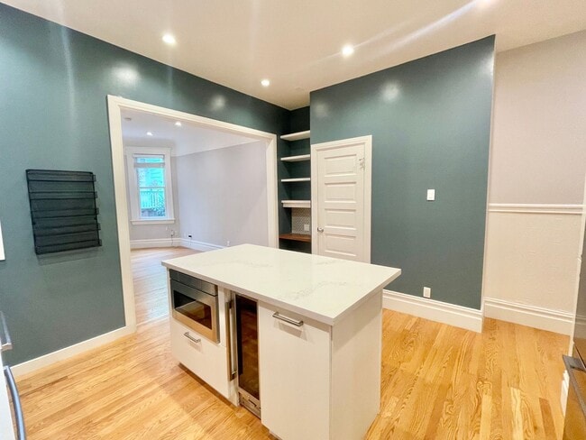 Building Photo - Mission Dolores Park Modern 2BR/1BA Deligh...