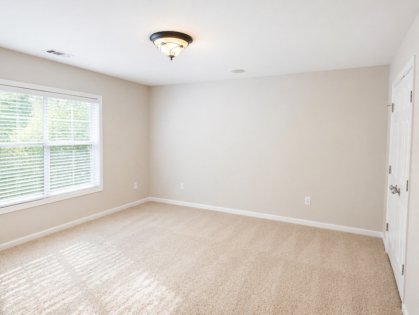 Spacious secondary bedroom with plenty of natural light, offering ample room for a queen or king bed - 2143 Somerset Pl SE