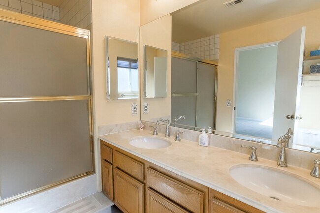 Building Photo - 3-Bedroom Home with Sunroom, Views, and Ga...
