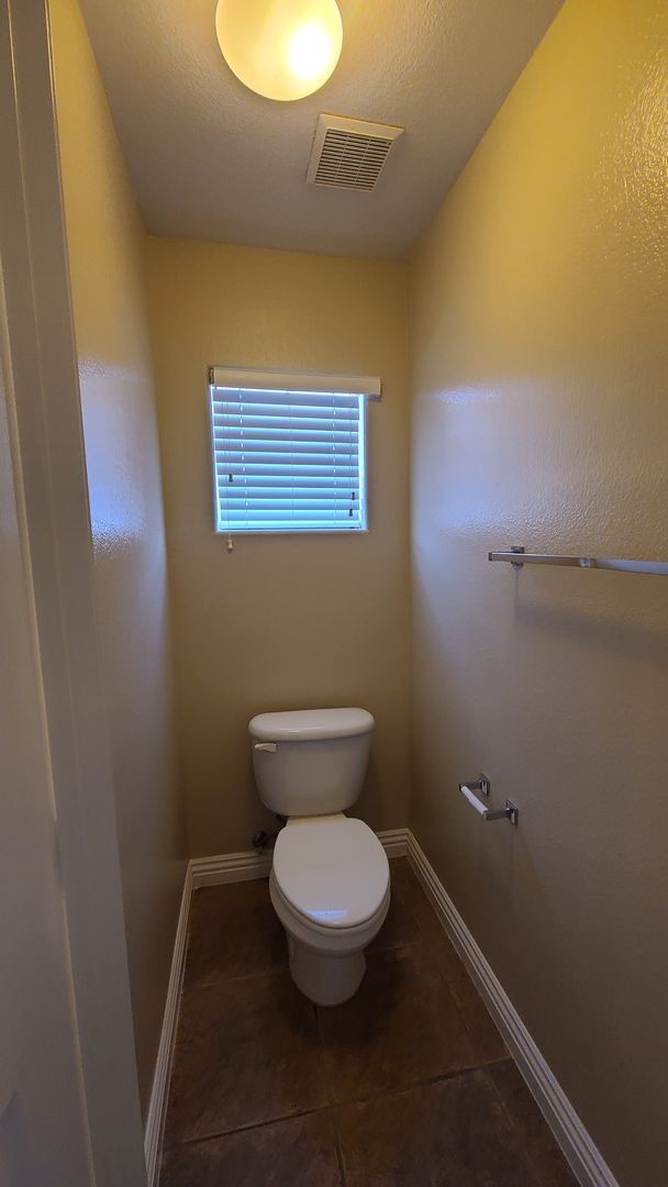 Building Photo - 3 Bedroom home located near Mountains Edge.