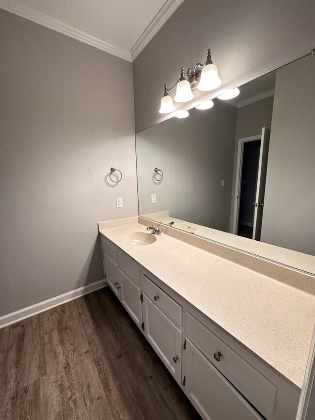 Building Photo - Large 2 Bedroom 2 Bath Condo in the Forest Oaks Community!!