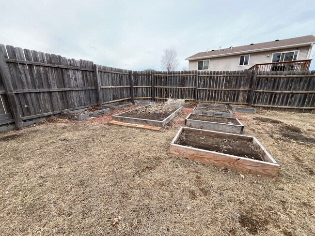 Building Photo - 3 Bed/2 Bath Home w/ Fenced in Yard!