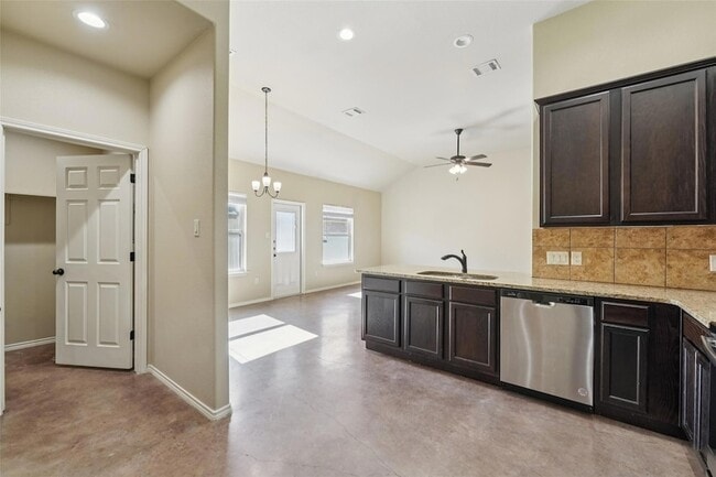 Building Photo - 402 Jack Rabbit Ln