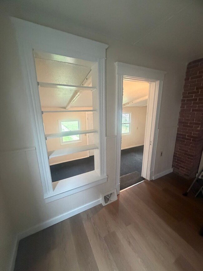 Building Photo - 1017 W 5th St